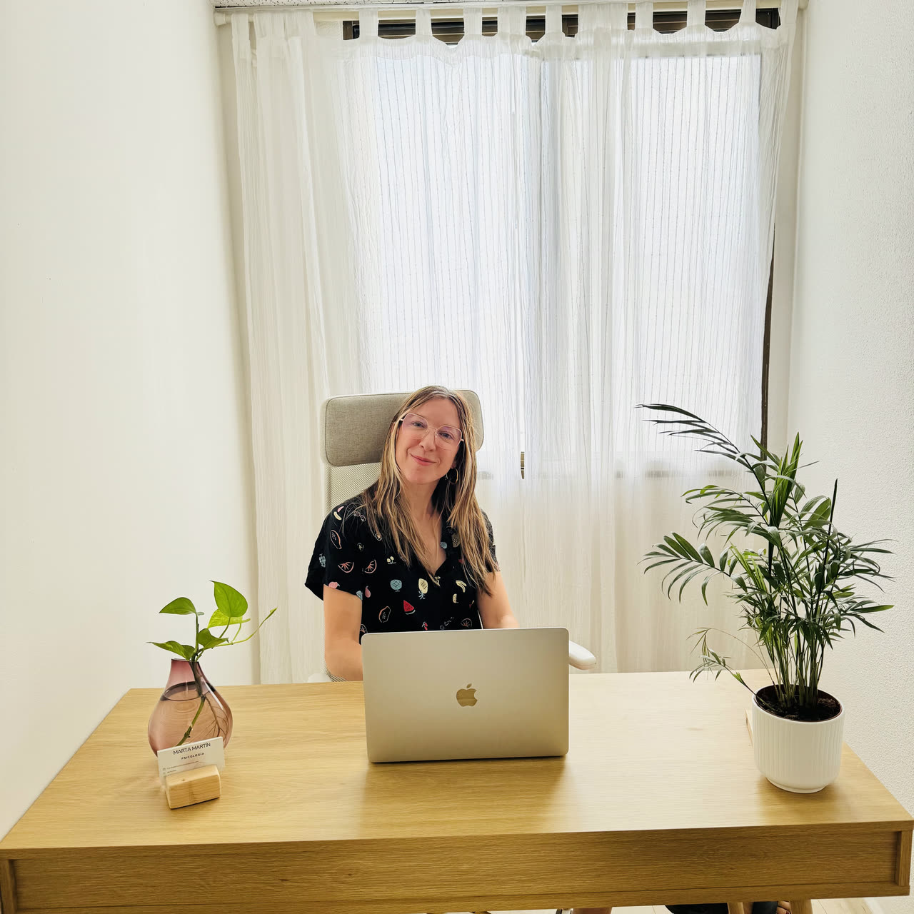 Marta Martín, psicóloga general sanitaria, sentada en el escritorio de su consulta de Ciudad Real.